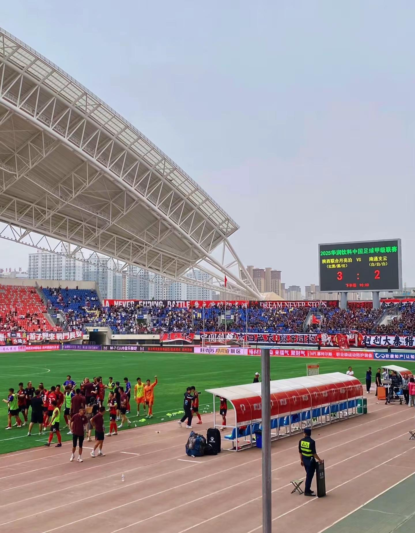 集结日体能课后，北京首钢完成体检备战欧冠，赛场秩序良好，团队化学反应显著