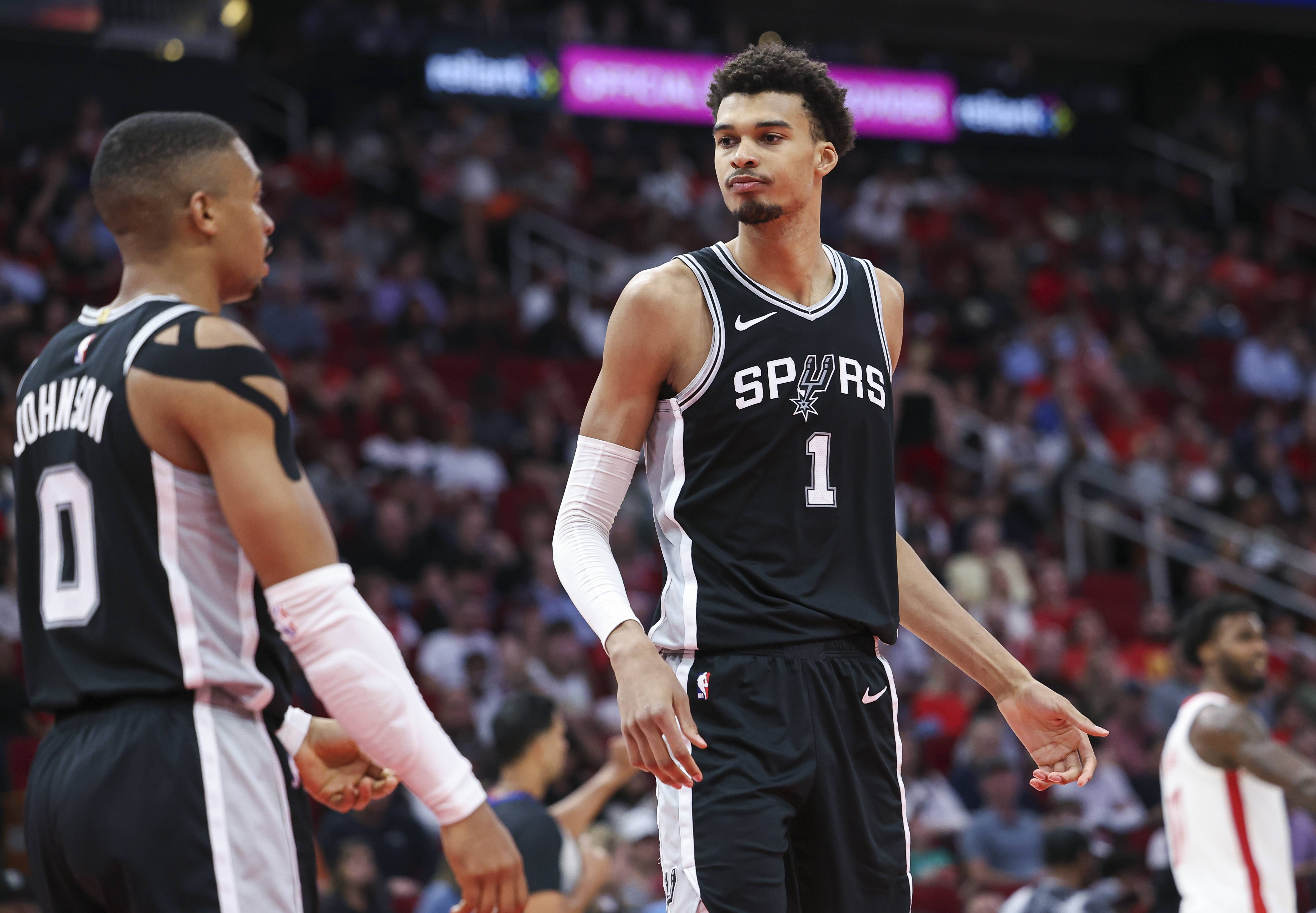 NBA季后赛清晨再迎强敌，上海海港主帅复盘，主帅态度——目标明确，年轻球员得到机会